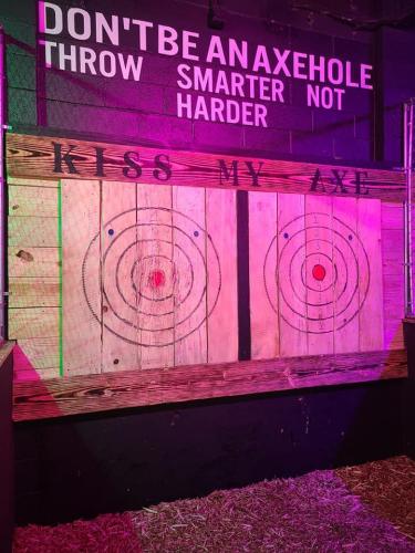 Kiss My Axe! Throwing